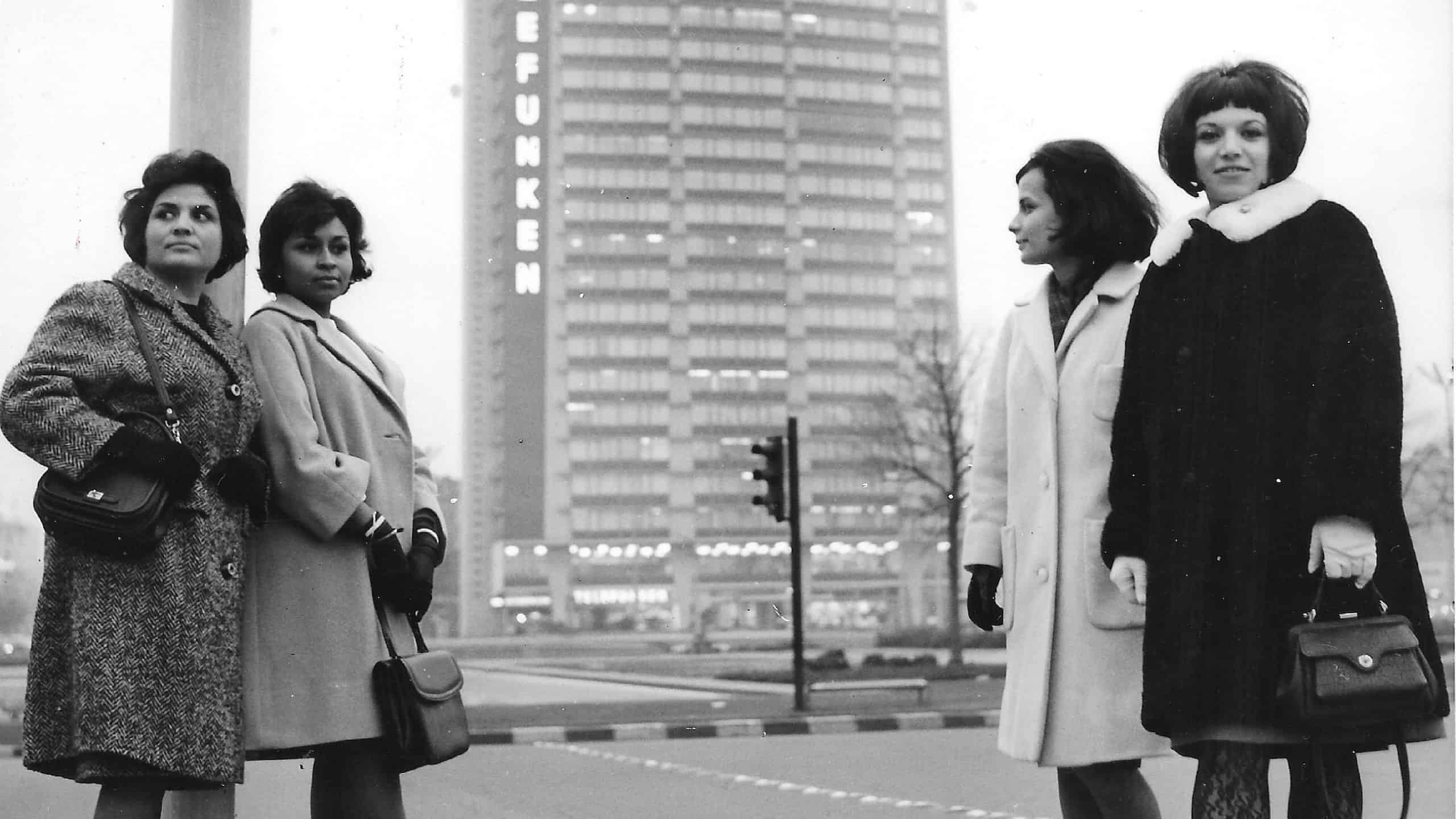 Etkinlik afişinde, arka planda Telefunken binasının iki yanında duran dört kadını gösteren 1970'lerden kalma siyah beyaz bir fotoğraf ve kırmızı zemin üzerine beyaz harflerle etkinlik detayları yer almaktadır.