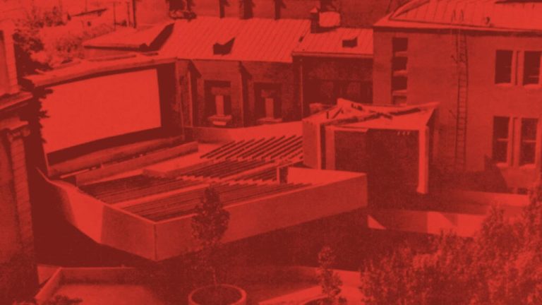 Eski evlerin bulunduğu mahallede modernist bir açık hava sinemasının fotoğrafı