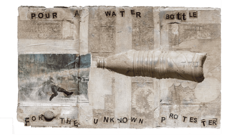 Protestodaki soluk fotoğrafların, stilize edilmiş bir su şişesinin ve "Bilinmeyen Protestocular için Bir Su Şişesi Dökün" sloganının yer aldığı sanat çalışması/kolaj.