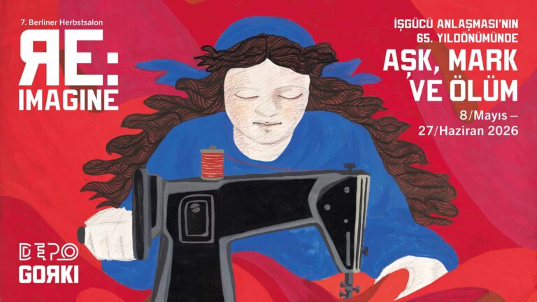 Sergi afişi: Kırmızı zemin üzerinde, mavi giysili, dikiş makinesinin yanında oturmuş ve izleyiciye dönük bir kadının resmi.